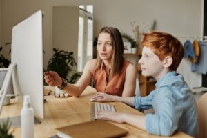 Jak pomóc dziecku w nauce w czasie pandemii - budowanie samodzielności